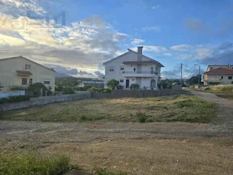 Städtisches Grundstück mit 230m² für den Bau eines Hauses in Porto Salvo, Gemeinde Oeiras.