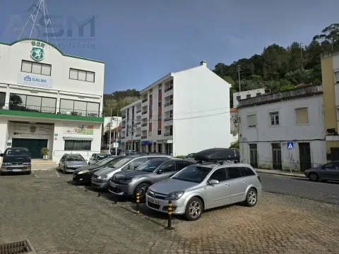 Prédio em zona central e histórica de Alenquer para renovação total ou demolição