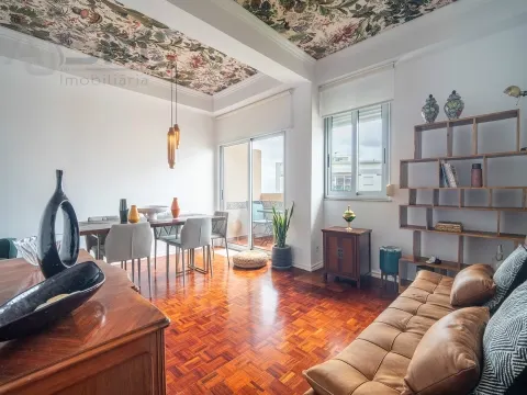 Spacious and bright 5-bedroom apartment in Olivais Sul, with good sun exposure and central location