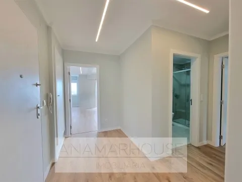 Apartamento T2 com Varanda | Totalmente Remodelado | Amadora
