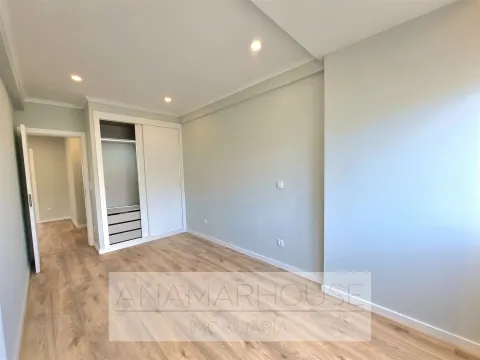 Apartamento T2 com Varanda | Totalmente Remodelado | Amadora
