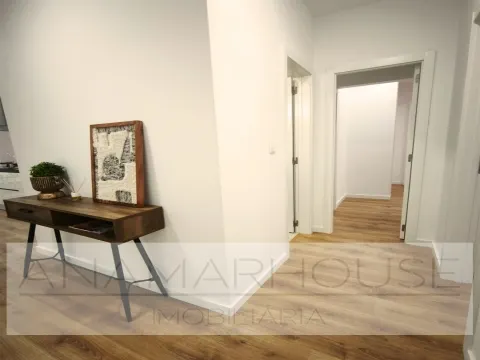 T3 Totalmente Remodelado com Home Staging | Varanda 10m² | Excelente Luminosidade-Benfica-Lisboa