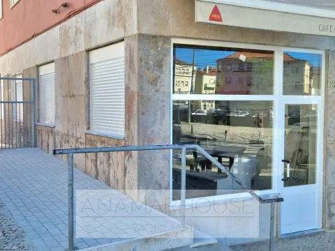 Loja com 2 frentes na Av. Cardoso Lopes | RC + cave | Rendimento assegurado