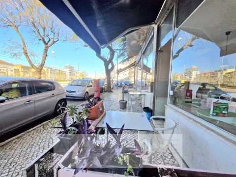 Pastelaria com esplanada junto à estação da Amadora | Investimento Garantido 