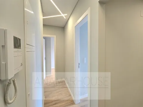 T2 Remodelado com varanda na Mina de Água, Amadora