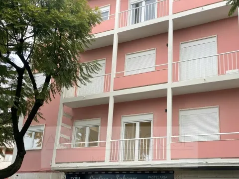 T2 remodelado primeiro andar com varanda, Mina de água, Amadora,Lisboa