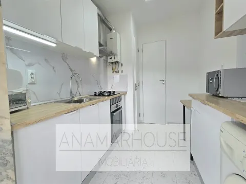 T2 Remodelado com Varanda de 18m² e Vista Monsanto | São Domingos de Benfica