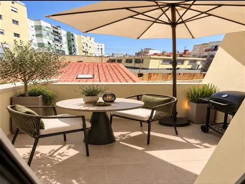 T2 totalmente remodelado com duas varandas num 1 andar, no centro da Venteira, Amadora.