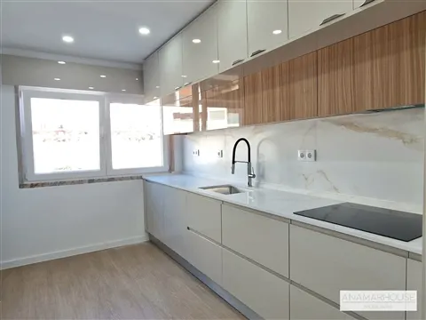 T2 Remodelado com varanda, perto da Urbanização Villa Park,Amadora