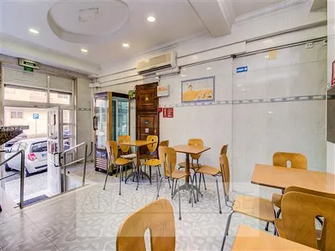 Loja de Comércio para arrendamento em Queluz, Massama, Monte Abraão,Sintra