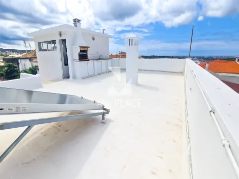 Lujoso apartamento de 3 dormitorios con amplias terrazas en el centro de Loulé en una excelente ubicación.