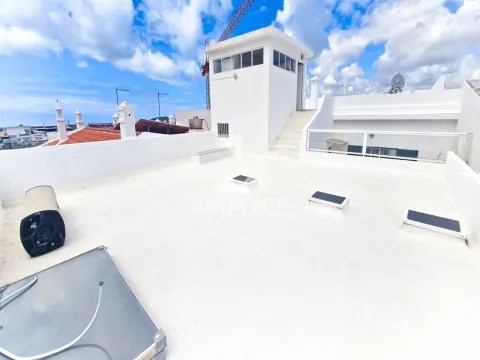 Lujoso apartamento de 3 dormitorios con amplias terrazas en el centro de Loulé en una excelente ubicación.