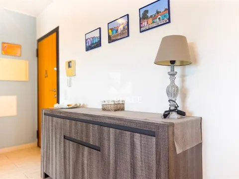 Esclusivo appartamento con 2 camere da letto con terrazza panoramica e parcheggio. Vi presentiamo un appartamento che re