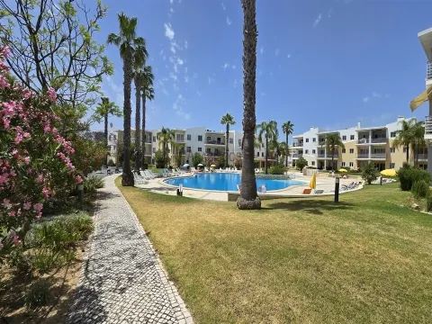 Apartamento T2 - Piscina - Jardins - Garagem - Perto da Praia - Condomínio Privado - Alvor
