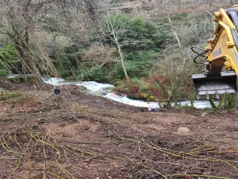 Quinta com 5 hectares e 9 casas para restaurar em Souselo, Cinfães