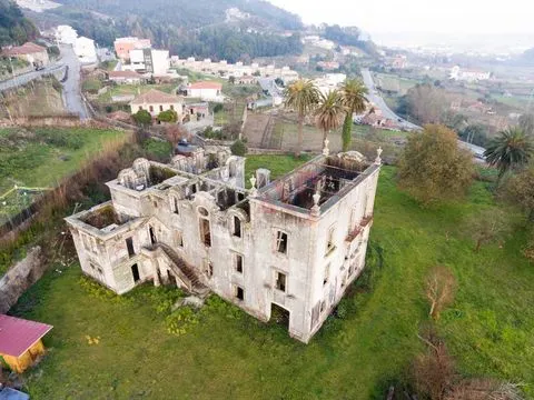 Palais de la 2ème décennie du siècle. XX, inséré dans un terrain de 10707 m2, avec PIP APPROUVÉ à Paredes