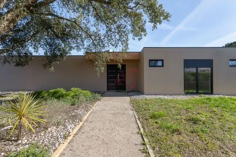 Lussuosa villa a piano singolo con 4 + 1 camera da letto con giardino e piscina nel Golfo di Montado a Palmela