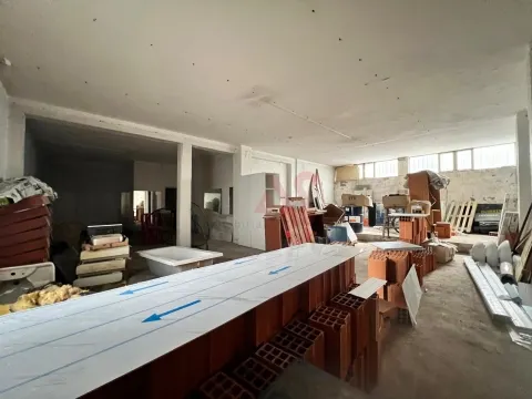 Armazém com 113 m² no Centro de Vizela. Ideal para Armazenamento ou Atividade Industrial.
