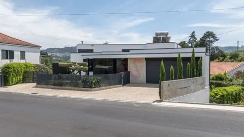 Lujosa villa de 5+1 dormitorios con piscina en el corazón de Vizela