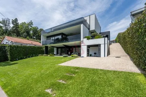 Lujosa villa de 5+1 dormitorios con piscina en el corazón de Vizela