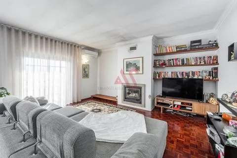 Villa de 4 dormitorios con potencial de conversión en 3 fracciones &#124; Freamunde &#124; 454 m² de construcción