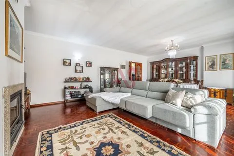 Villa de 4 dormitorios con potencial de conversión en 3 fracciones &#124; Freamunde &#124; 454 m² de construcción