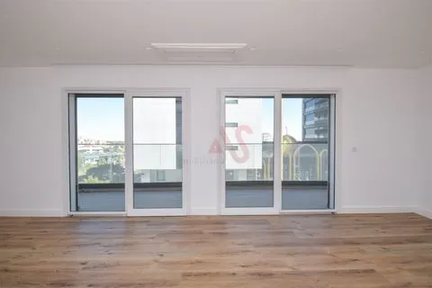 Apartamento T2 NOVO em Famões, Odivelas