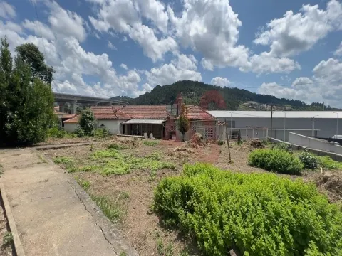 Moradia com possibilidade de construção de 3 habitações T3+1 em Nespereira, Guimarães