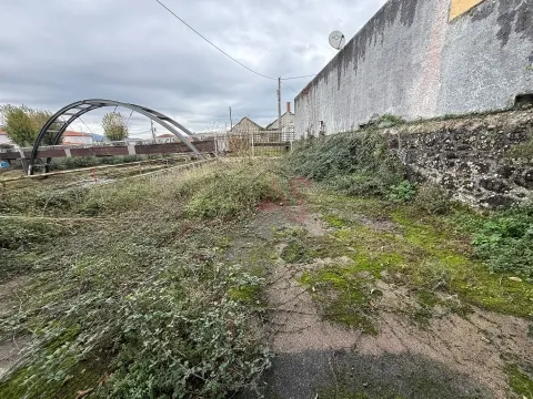 Armazém Industrial com 1.304,25 m² para remodelar em Meadela, Viana do Castelo