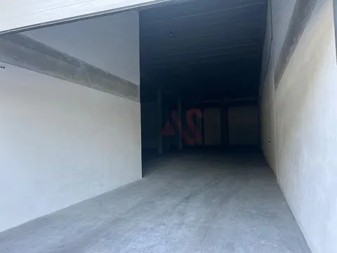 Pavilhão com licença para indústria em S. Martinho do Campo junto à VIM