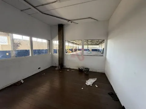 4 Armazéns Industriais em Barcelos com licença para comércio e indústria, Pé Direito de 6 a 8 m² 