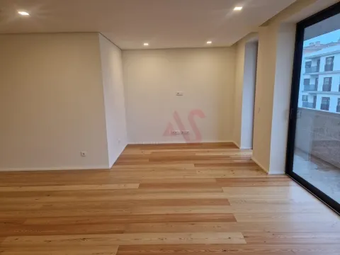 2nd floor 2 bedroom apartment in Creixomil, Guimarães