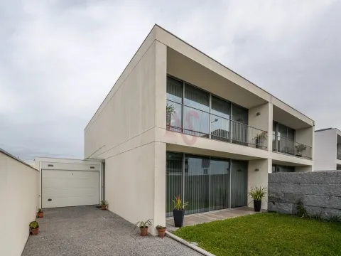 Moderna Villa de 3 Dormitorios con Acabados Premium en A ver o Mar - Póvoa de Varzim