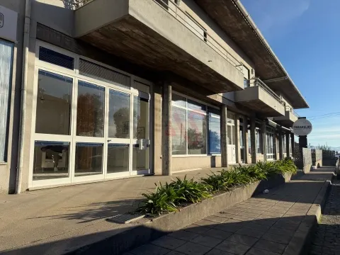 🏡 Einkaufen im Erdgeschoss mit Möglichkeit zur Umwandlung in T2 oder T3 – Sousa, Felgueiras