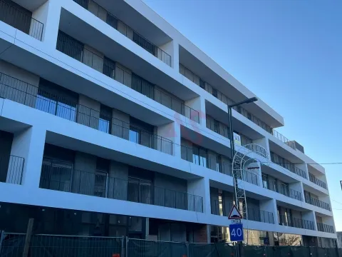  T3 de LUXO, Condomínio fechado,com Piscina, Garagem Box para 4 Carros, Varanda em Paços de Ferreira