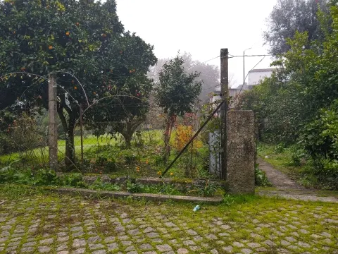 Villa de dos plantas con 1.200 m², junto al Departamento de Bomberos en Marco de Canaveses