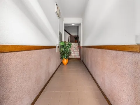 Apartamento T2 em Guimarães com Garagem,  Varanda, Cozinha equipada, Ar Condicionado