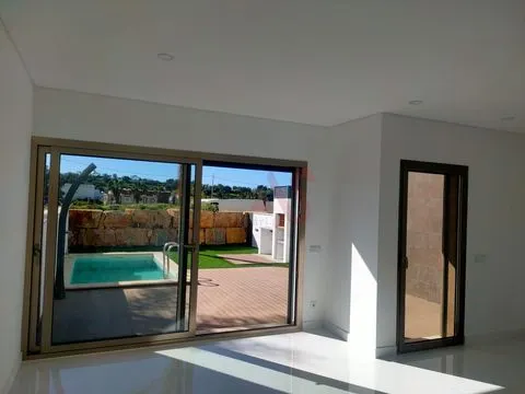 Moradia em banda T2+1, inserida em condomínio fechado em Albufeira