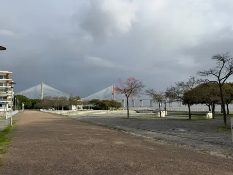 T1 Mobilado e Equipado no Parque das Nações com Vista Rio e Garagem