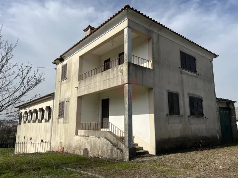 Conjunto de Propriedades com Elevado Potencial | Terreno Total de 4.089 m² |  Paços de Ferreira