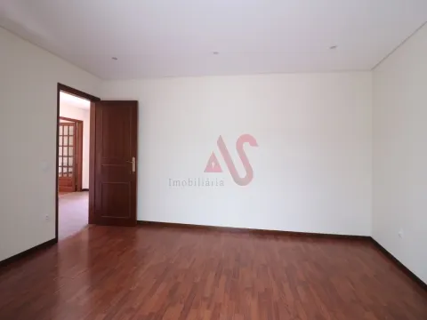 Excelente T3 – Santo Tirso | Terraços, Garagem Fechada e Vistas Desafogadas