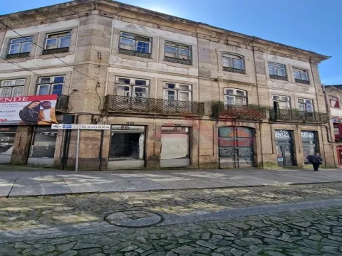 Prédio Urbano com Comércio e Habitação no Coração de Guimarães
