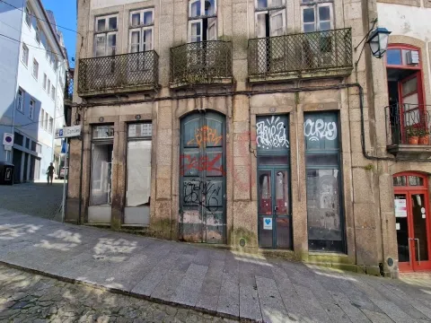 Prédio Urbano com Comércio e Habitação no Coração de Guimarães