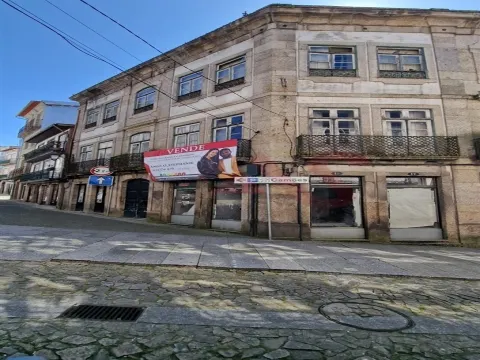 Prédio Urbano com Comércio e Habitação no Coração de Guimarães