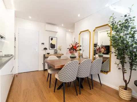 Apartamento T1+1 com varanda e lugar de garagem em Canidelo