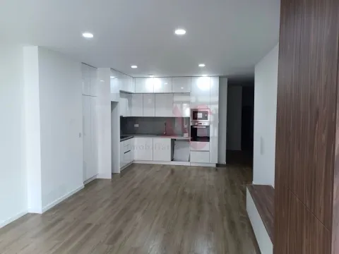 Apartamento T3 Remodelado em Coimbrões | Excelente Localização e Acessos