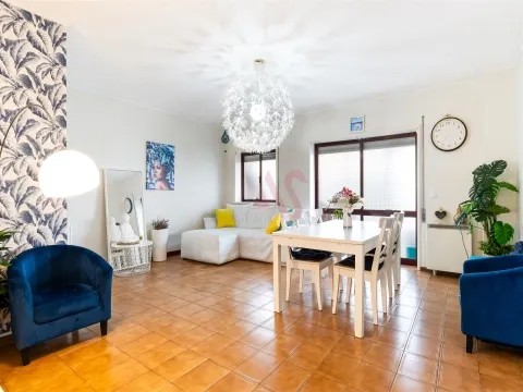 Apartamento T2+1 com varanda e terraço a 450m da praia | Praça João XXIII, Póvoa de Varzim