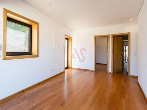 T2 com 2 suítes e Jardim