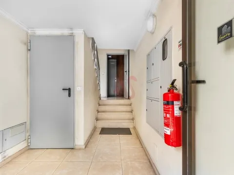 Apartamento T2 | 2.º Andar c/ Elevador | Lugar de Garagem | Centro de Vizela