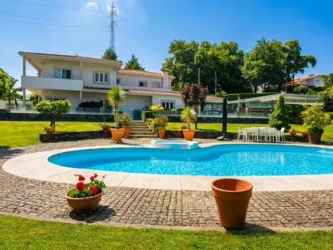 Moradia T3 em Guardizela, Guimarães, com Piscina, Campo de Ténis e 2.700 m² de Terreno